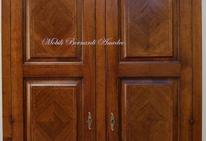 Armadietto dispensa da cucina o soggiorno in legno massello con intarsi